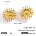 Detalle de pendientes de sol dorados en acero inoxidable resistente al agua e hipoalergénico - Patrón de Sol Dorado (DKE252191GL)