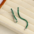 Dettaglio macro degli orecchini a frangia in zirconia verde smeraldo e argento - Argento-Verde