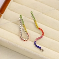 Dettaglio macro di orecchini a frangia con strass arcobaleno e cristalli sfumati - Acciaio-Multicolore