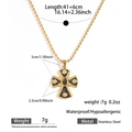 Detalle de colgante de cruz en acero dorado con esmalte negro y circonitas para mujer - Estilo Cruz Zirconia (DKN25-375GL)