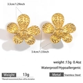 Pendientes de flor dorados en acero inoxidable con un acabado de metal martillado - Floral Martillado Dorado (DKE252192GL)