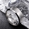 Makroaufnahme von Silber-Titanring mit gebürsteter Textur und polierten abgeschrägten Kanten - US 5 / Silber