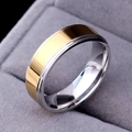 Primer plano de anillo bicolor de acero inoxidable con banda dorada en caja de joyas - 6mm / US 6