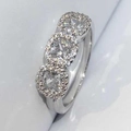Anello a corona con tre cluster di zirconi quadrati e finitura in lega d'argento - US 9 / Stile Halo a Tre Pietre (JZ144S)