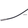 Detailopname van 2mm zwart lederen halskettingkoord met roestvrijstalen karabijnsluiting - 2mm / Siliconen Koord
