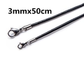 Macro-opname van een 3mm zwart lederen halskettingkoord met roestvrijstalen sluiting - 3mm / Runderlederen koord