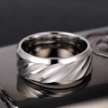 Herren 8mm Titanstahlring mit silberner gebürsteter Diagonale und polierten abgeschrägten Kanten - US 8 / Stahlfarben
