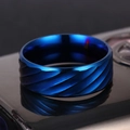 Moderner 8mm blauer Titanstahlring mit diagonalen Rillen und Spiegelreflexion - US 8 / Blau