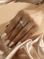 Dettaglio dell'anello a fascia larga ondulata argento con strass sul dito indice - Misura Aperta Regolabile / Stile Largo Irregolare con Zirconia (Argento) / Argento