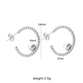 Dettaglio di orecchini a cerchio a C con perla bianca da 6mm e etichette dimensionali - Colore acciaio