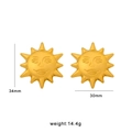 Dettaglio orecchini a maschera solare in oro 18K con dimensioni 34mm di altezza e 30mm - 34mmx30mm
