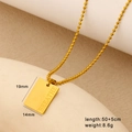 Dettaglio del ciondolo quadrato placcato oro 18K con incisione BREATHE su catena a sfere - BREATHE / Piccolo
