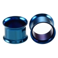 Makro-Detail von blauen Double Flared Fleischtunneln aus poliertem Edelstahl - 10mm / Blau