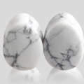 Gros plan d'écarteurs d'oreilles en pierre de howlite blanche polie en forme de goutte - Howlite