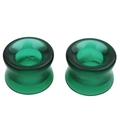 Gros plan d'écarteurs d'oreilles en verre vert translucide avec une surface polie lisse - Vert