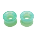 Détail macro d'écarteurs d'oreilles creux en verre vert menthe avec bords évasés - 8mm / Multicolore