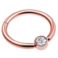 Detalle macro de un piercing de nariz en oro rosa con piedra de circón redonda clara - Estilo Zirconia Única - Oro Rosa