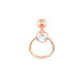 Détail d'un piercing en or rose avec oxyde de zirconium et pendentif circulaire élégant - Anneau / Or rose
