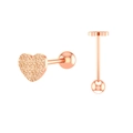 Détail d'une boucle d'oreille cœur or rose avec texture givrée et fermoir à vis à bille - Cœur / Or rose