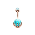 Detalle macro de un piercing para ombligo mano de calavera oro rosa con turquesa - Plata Turquesa
