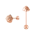 Détail de boucles d'oreilles fleur 3D en or rose avec fermoir à vis sur fond blanc - Rose / Or rose