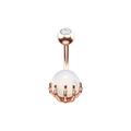 Detalle de un piercing de ombligo oro rosa con mano de esqueleto y piedra ópalo - Opalo Oro Rosa