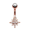Detail eines roségoldenen Bauchnabelpiercings mit funkelndem Sternanhänger und Zirkonia - Roségold Achteckiger Stern-Stil (1943)