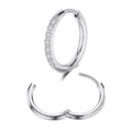 Detailansicht der silbernen Huggie-Ohrringe mit Zirkonia-Inlay im geöffneten Zustand - 2.0*12mm / Stahlfarben