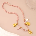Dettaglio della collana estiva con ciondoli a tartaruga dorata e conchiglie su corda rosa - Corda Intrecciata Rosa E Bianca Con Ciondoli Marini (CK1387)