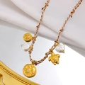 Dettaglio di ciondoli placcati oro 18K con sole, tartaruga marina e cuore di perla - Pendente Multielemento Bohemien (CK1391)