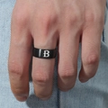 Anillo para hombre de acero de titanio negro con logo Bitcoin B sobre fondo denim - Talla 6 / Estilo Letra B (M566-B)
