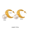 Boucles d'oreilles créoles dorées torsadées avec perle blanche et détails de dimensions - Boucles d'oreilles en perles artificielles texturées (CK49)