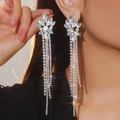 Dettaglio di orecchini a nappa in argento con fiori di cristallo e catene pendenti - Stile Nappina Fine con Parte Superiore a Petalo di Fiore (BXE039S)