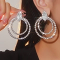 Nahaufnahme glitzernder Doppelreif-Ohrringe mit Kristallen und Marquise-Schliff - Mehrstufiger Marquis-Kristall / Silber