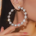Primo piano di grandi orecchini a cerchio d'argento scintillanti con cristalli lucidi - Orecchini a Cerchio Grandi con Unità di Fiore (BXE033S)