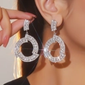 Dettaglio di orecchini a cerchio in argento con strass scintillanti su modella - Stile Pendente a Cerchio Cavo Grande (BXE020S)