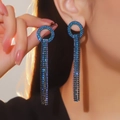 Dettaglio di orecchini a cuore di lusso con cristalli blu e lunghe nappe a frangia - Nappina Lunga a Parte Superiore Rotonda Blu Scuro (BXE021PE)