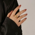 Vue détaillée d'une bague ouverte avec nœud plaqué or 18 carats portée par un mannequin - Style Noué Brillant (BTR029GL)