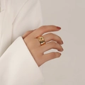 Détail d'une bague large plaquée or 18 carats avec texture irrégulière sur le doigt - Style Large à Texture Irrégulière (BTR024GL)
