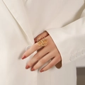 Bague camélia ajourée plaquée or 18 carats avec zircon portée par le mannequin - Style Camélia Creux Avec Strass (BTR023GL)
