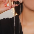 Dettaglio di lussuosi orecchini a frangia argentati con cristalli lucidi per occasioni - Stile Nappina Lunga a Cascata con Cerchio (BXE015S)