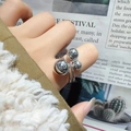 Detailweergave van de verstelbare zilveren Planet-ring met drie gepolijste bollen - Zilver