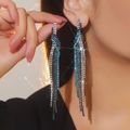 Dettaglio di orecchini a nappa lunghi con cristalli scintillanti sfumati blu e bianchi - Nappina in Strass Blu e Bianco Sfumato (BXE053HLB)