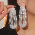 Details von silbernen ovalen Quastenohrringen mit glitzernden Strasssteinen und Kristallen - Silbernes Langes Ovales Strass