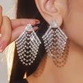 Dettaglio di orecchini a nappa a più livelli in argento con cristalli scintillanti - Stile Nappina Trapezoidale a Cinque Strati (BXE048S)
