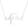 Détail macro du collier stéthoscope en argent avec pendentif cœur et ligne EKG - Acier