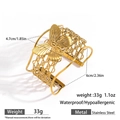 Makroaufnahme des goldenen Schmetterlingsarmreifs aus Edelstahl mit Maßangaben - Schmetterling Gewebter Stil (DKB253026GL)