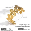 Makro-Detail des wasserfesten 18k vergoldeten Edelstahlarmbands mit Blumenmuster - Gebürsteter Dreifach-Blumenstil (DKB253017GL)