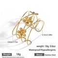 Detailansicht der goldenen Blüten-Manschette mit Maßen, Gewicht und Materialangaben - Dreifachblumen-Mehrlagen-Wickelstil (DKB253015GL)