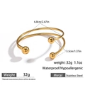 Detailansicht goldener Edelstahl-Armreif mit massiven Kugeln und Abmessungen - Minimalistischer doppelendiger kugelförmiger Stil (DKB253006GL)